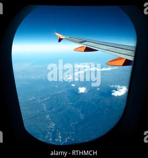 Flugzeug Tragfläche und Berge aus dem Fenster in den Himmel Stockfoto