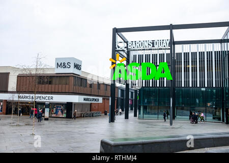 Asda Supermarkt mit Marks & Spencer an Barons Quay in Northwich Cheshire UK Stockfoto