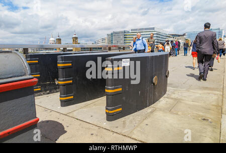 Anti-Fahrzeug Barrieren errichtet auf dem Bürgersteig auf die London Bridge im Bezirk, Southwark London SE1 als Terrorismus Prävention messen Stockfoto