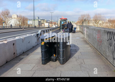 Anti-Fahrzeug Poller, einer Anti-terror-Sicherheit messen, auf dem Gehsteig der Waterloo Bridge, Lambeth, London SE1 Stockfoto