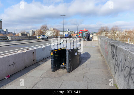 Anti-Fahrzeug Poller, einer Anti-terror-Sicherheit messen, auf dem Gehsteig der Waterloo Bridge, Lambeth, London SE1 Stockfoto