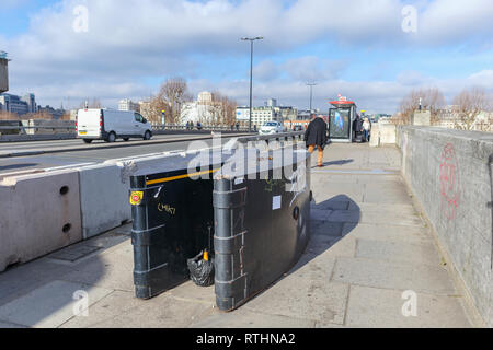 Anti-Fahrzeug Poller, einer Anti-terror-Sicherheit messen, auf dem Gehsteig der Waterloo Bridge, Lambeth, London SE1 Stockfoto