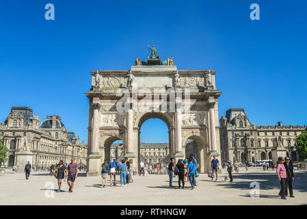 Paris, Frankreich - 7. Mai 2018: Triumphbogen (Arc de Triomphe du Carrousel) an Tuileries - öffentliche Garten zwischen Louvre und Concorde Pl entfernt Stockfoto