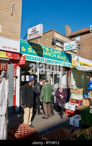 Kunden außerhalb Jack's Cafe & Sandwich Bar, East Street, Walworth, London, UK zu plaudern. Stockfoto