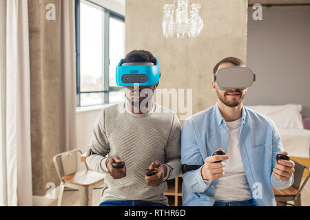 Zwei business Personen entwickeln ein Projekt mit Virtual reality Brillen. Das Konzept der Technologien der Zukunft Stockfoto
