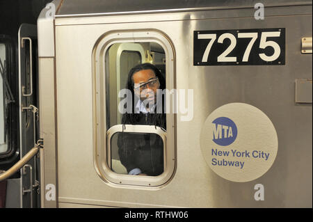 New York, USA - 11. November 2012: Eine u-bahn Fahrer in New York City schaut zurück auf Mitfahrer zu prüfen. Stockfoto