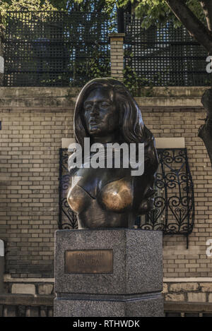 Paris, Frankreich - 8. Mai 2018: Messing Büste des berühmten französischen Sängerin Dalida in Montmartre Viertel in Paris. Stockfoto