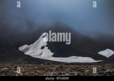 Schnee patch sieht aus wie Alien Kopf am Berg im Hochland von Island in der Sommersaison Stockfoto