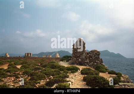 Die riesige ruinösen Innenausstattung des Schlosses von Methóni, Messenien, Griechenland, mit der Sea Gate und den Turm von Boúrtzi in der Ferne Stockfoto
