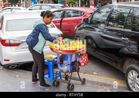 Frau verkaufen frisches Obst von einem Behelfsmäßigen auf der Straße in der Altstadt, Hanoi, Vietnam, Asien Stockfoto