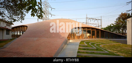 Am späten Nachmittag aus der Schule Seite. Maya Somaiya Bibliothek, Kopargaon/Maharashtra, Indien. Architekt: Sameep Padora und Associates (SP+A), 2018. Stockfoto