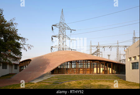 Am späten Nachmittag aus der Schule Seite. Maya Somaiya Bibliothek, Kopargaon/Maharashtra, Indien. Architekt: Sameep Padora und Associates (SP+A), 2018. Stockfoto