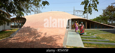 Am späten Nachmittag aus der Schule Seite mit lokalen Damen. Maya Somaiya Bibliothek, Kopargaon/Maharashtra, Indien. Architekt: Sameep Padora und Mitarbeiter (S Stockfoto