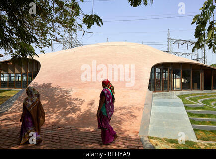 Am späten Nachmittag aus der Schule Seite mit lokalen Damen. Maya Somaiya Bibliothek, Kopargaon/Maharashtra, Indien. Architekt: Sameep Padora und Mitarbeiter (S Stockfoto