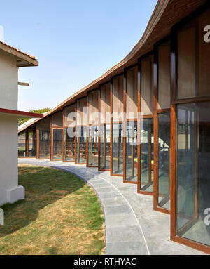 Seitenansicht mit Fensterrahmen. Maya Somaiya Bibliothek, Kopargaon/Maharashtra, Indien. Architekt: Sameep Padora und Associates (SP+A), 2018. Stockfoto