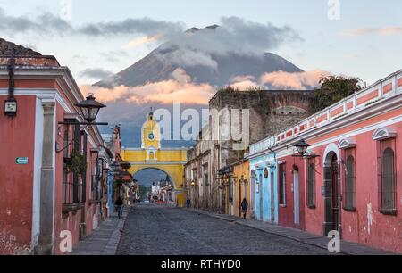 Koloniale Architektur und Street Scene während der frühen Morgen Sonnenaufgang in Antigua Guatemala mit Santa Catalina Arch und Agua Vulkan im Hintergrund