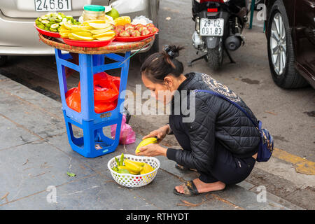 Frau verkaufen frisches Obst von einem Behelfsmäßigen auf dem Bürgersteig ausgeht, Altstadt, Hanoi, Vietnam, Stockfoto