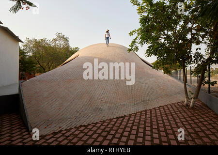 Einzelne Figur auf dem Dach. Maya Somaiya Bibliothek, Kopargaon/Maharashtra, Indien. Architekt: Sameep Padora und Associates (SP+A), 2018. Stockfoto