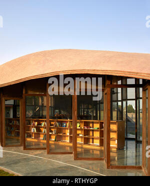 Schule Seitenansicht mit späten Nachmittag Sonne. Maya Somaiya Bibliothek, Kopargaon/Maharashtra, Indien. Architekt: Sameep Padora und Associates (SP+A), 2018. Stockfoto