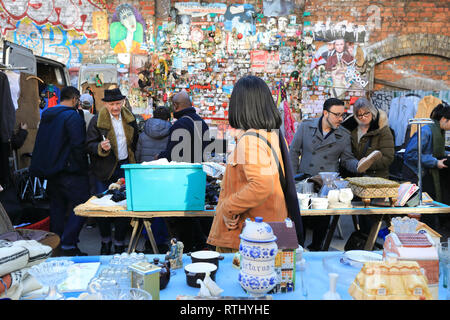 Brick Lane Sonntag Flohmarkt, auf Sclater Straße, in Bethnal Green, East London, Großbritannien Stockfoto