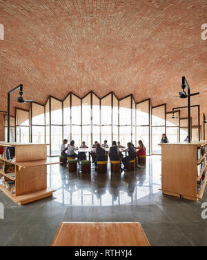 Innenansicht mit Studenten bei der Arbeit. Maya Somaiya Bibliothek, Kopargaon/Maharashtra, Indien. Architekt: Sameep Padora und Associates (SP+A), 2018. Stockfoto