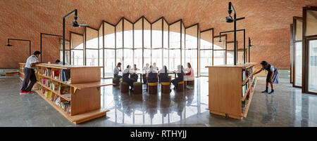 Innenansicht mit Studenten bei der Arbeit. Maya Somaiya Bibliothek, Kopargaon/Maharashtra, Indien. Architekt: Sameep Padora und Associates (SP+A), 2018. Stockfoto