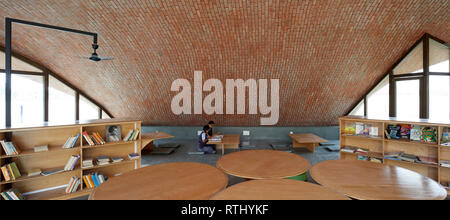 Innenansicht mit Studenten bei der Arbeit. Maya Somaiya Bibliothek, Kopargaon/Maharashtra, Indien. Architekt: Sameep Padora und Associates (SP+A), 2018. Stockfoto