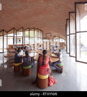 Innenansicht mit Studenten bei der Arbeit. Maya Somaiya Bibliothek, Kopargaon/Maharashtra, Indien. Architekt: Sameep Padora und Associates (SP+A), 2018. Stockfoto