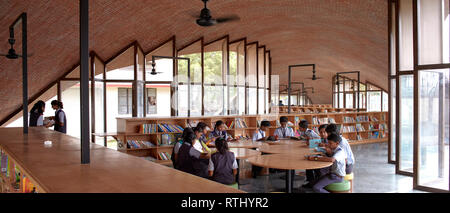 Innenansicht mit Studenten bei der Arbeit. Maya Somaiya Bibliothek, Kopargaon/Maharashtra, Indien. Architekt: Sameep Padora und Associates (SP+A), 2018. Stockfoto