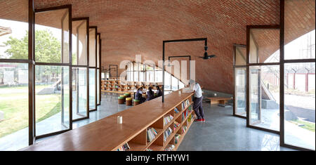 Innenansicht mit Studenten bei der Arbeit. Maya Somaiya Bibliothek, Kopargaon/Maharashtra, Indien. Architekt: Sameep Padora und Associates (SP+A), 2018. Stockfoto