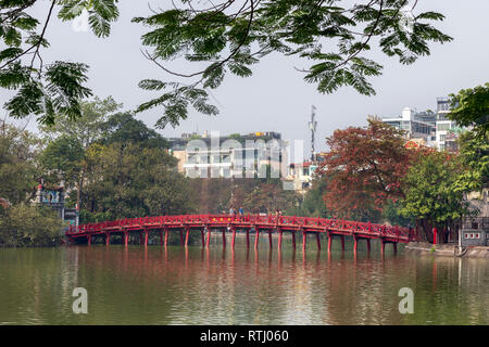 Die Holzbrücke ist auch als die "Brücke der aufgehenden Sonne' wegen seiner Farbe bekannt und der Überquerung Ho Hoan Kiem See, der im Haus des Stockfoto