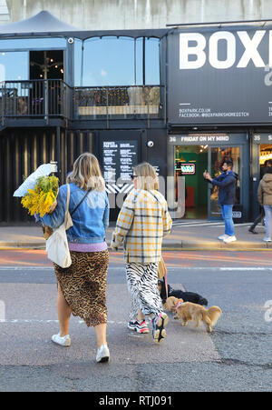 Shoreditch Boxpark in Bethnal Green, einen frachtcontainer Pop-up-Mall, für Mode & Lifestyle, Geschäfte und Cafes, London, UK Stockfoto