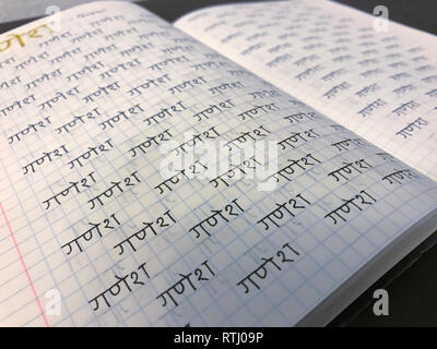 Lernen devanagari Sanskrit, Hindi Alphabet handschriftlich in Copybook Stockfoto