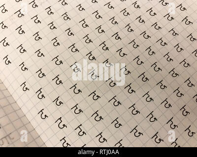 Lernen devanagari Sanskrit, Hindi Alphabet handschriftlich in Copybook Stockfoto