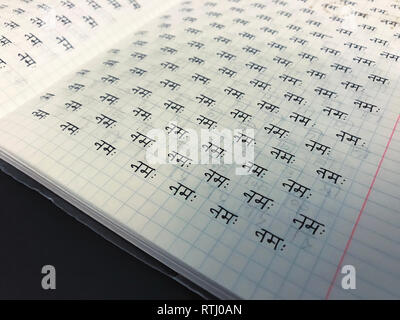 Lernen devanagari Sanskrit, Hindi Alphabet handschriftlich in Copybook Stockfoto