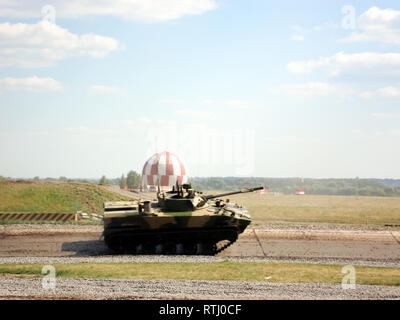 Kubinka, Russland - 12. Juni 2011: Museum für gepanzerte Fahrzeuge unter freiem Himmel und unter Schuppen in Kubinka in der Nähe von Moskau. Stockfoto