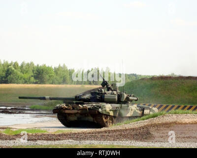 Kubinka, Russland - 12. Juni 2011: Museum für gepanzerte Fahrzeuge unter freiem Himmel und unter Schuppen in Kubinka in der Nähe von Moskau. Stockfoto