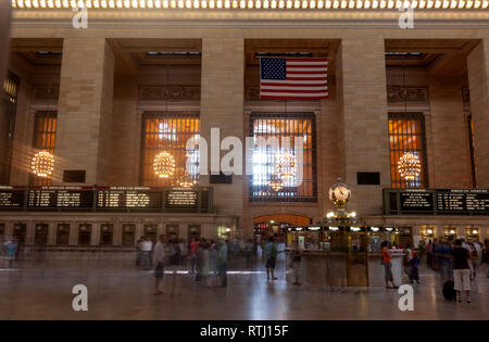 Uhr im zentralen Eingangsbereich Infostand, Grand Central Terminal, Manhattan, New York, USA Stockfoto