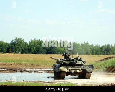 Kubinka, Russland - 12. Juni 2011: Museum für gepanzerte Fahrzeuge unter freiem Himmel und unter Schuppen in Kubinka in der Nähe von Moskau. Stockfoto