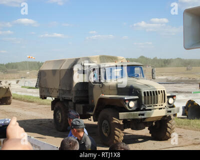 Kubinka, Russland - 12. Juni 2011: Museum für gepanzerte Fahrzeuge unter freiem Himmel und unter Schuppen in Kubinka in der Nähe von Moskau. Stockfoto