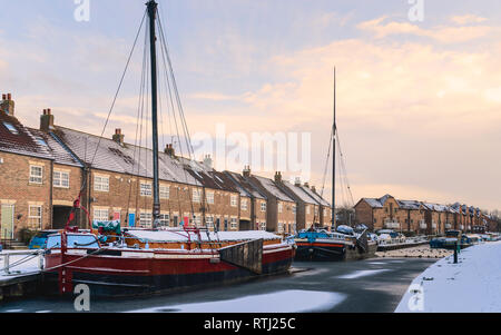 Vintage Lastkähne günstig entlang der gefrorenen Beck (Kanal) und im Schnee von Bürgerhäusern flankiert an einem kalten Wintermorgen in Beverley, Yorkshire, UK abgedeckt. Stockfoto