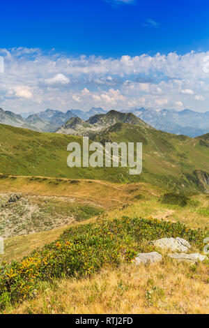 Wunderschöne Landschaft mit grünen Hügeln und Riesenerlebnis Stockfoto