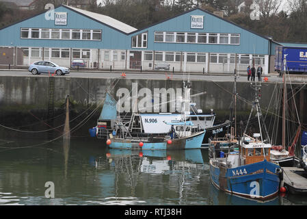 BITTE BEACHTEN SIE DIE SPRACHE, DIE IN GRAFFITI verwendet wird zwei in Nordirland registrierte Schiffe, The Boy Joseph (Mitte) und Amity (rechts), die in Kilkeel Harbour in Co Down festmachen, wo sie normalerweise ihren Sitz haben, nachdem sie nach ihrer Beschlagnahme durch die irische Marine in Dundalk Bay in einer andauernden Sackgasse über ihrem Recht zurückgebracht wurden In Irlands Gewässern fischen. Stockfoto