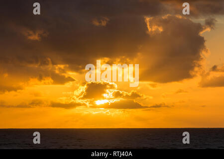 Sonnenuntergang über dem Ozean, Atlantik Küste Kap Spartel in der Nähe von Tanger, Marokko Stockfoto