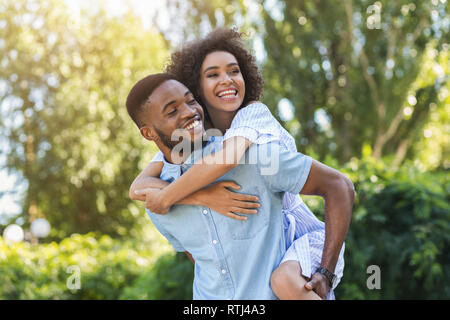 Glückliches junges Paar, lachen und Spaß haben Stockfoto