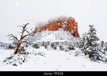 Courthouse Butte im Schnee nach einem Wintersturm in Sedona, Arizona Stockfoto