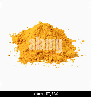 Heap Gelbwurzpuder auf weißem Hintergrund. Stockfoto