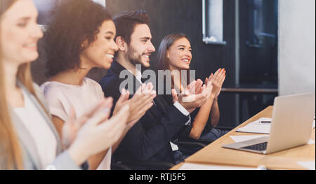 Gerne diverse Business Team Applaus bei der Konferenz Stockfoto