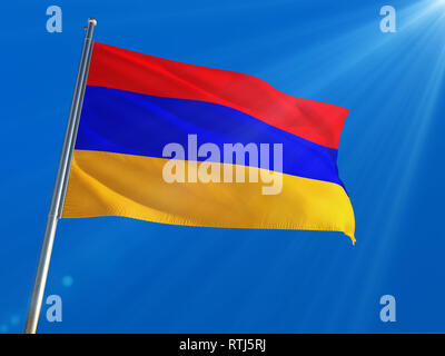 Armenien Flagge schwenkten auf Pole gegen Deep Blue Sky. High Definition Stockfoto