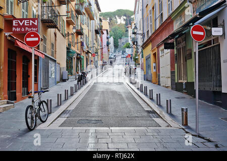 Nizza, Frankreich - 30. OKTOBER 2014: Ein allgemeiner Blick auf eine Straße in der Altstadt Stockfoto